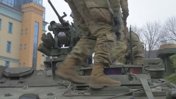 Dziecko na wieży pancernej Parade Opole Polska Atlantic Resolve operacja żołnierze NATO na pojazdach wojskowych ludzie oglądają na placu miasta pochmurny dzień — Wideo stockowe