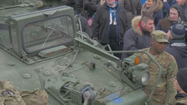 Soldaten Zivilpersonen Journalist nato Operation in Oppeln Menschen mit Kindern spazieren über den Stadtplatz und beobachten das Ereignis afroamerikanischer Soldat in Tarnung — Stockvideo