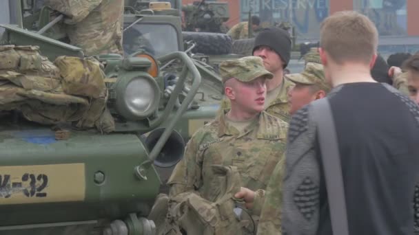 Żołnierze Civil People na placu operacji NATO w Opolu ludzie są Walking by City Square oglądanie imprezy zaparkowane pojazdy wojskowe mieszane Race Soldiers — Wideo stockowe