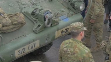 Panzer'in Yakınında Duran Askerler Nato Operasyonu Opole Erkekleri Kamuflajdan Çıkarıp İnsanları Tutarak Kent Meydanı'nda Yürüyor Etkinliği İzliyor