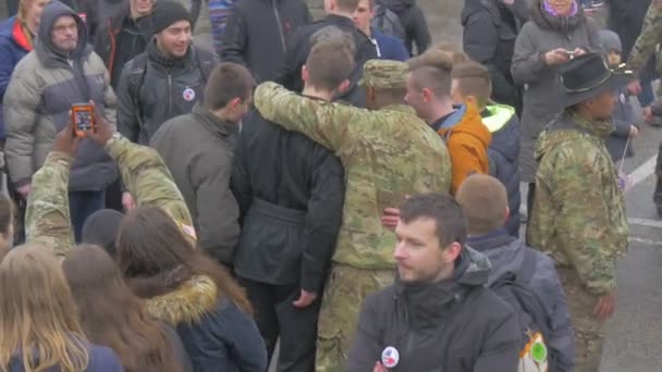 Soldaten nemen foto met civiele mensen NAVO-operatie in Opole Polen gemengde race soldaten mensen kijken naar de parade wandelen door het stadsplein — Stockvideo