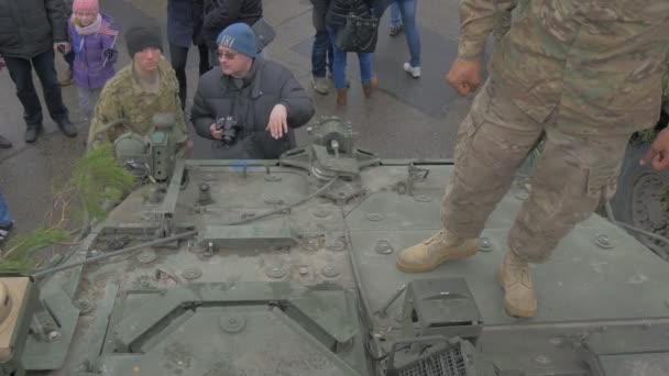 Soldado em veículo militar mascarado Operação OTAN Opole Pessoas estão andando pela praça da cidade assistindo o evento tirando fotos de soldados em uma torre Panzer — Vídeo de Stock