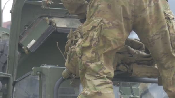 Vojáci v Camouflage děti na Panzer Turret NATO operace v Opoli lidé chodí po městském náměstí pozorovat události vojáků bavit veřejnost — Stock video
