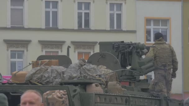 Soldados de raza mixta en vehículos militares Opole Polonia Atlantic Resuelve la operación Hombres preparando un equipo que la gente está observando en el día nublado de City Square — Vídeo de stock