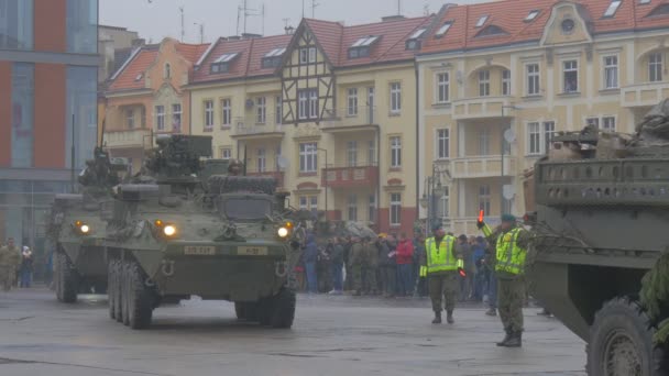 Panzers são movidos Opole Polônia Atlântico Resolver Operação Veículos Militares Soldados em uma torres As pessoas estão assistindo o desfile em um quadrado edifícios antigos — Vídeo de Stock