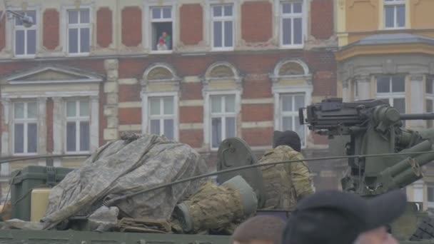 Un soldat pénètre dans une tourelle Panzer à travers une hache Des véhicules militaires de l'OTAN défilent Les gens regardent par la fenêtre en regardant la place Opole Pologne — Video