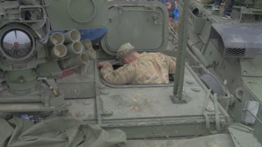 Çocuklar Panzer Hatch Nato Operasyonu Opole Polonya Asker ve Askeri Araçlar İnsanlar Şehir Meydanı Bulutlu Gün Yürüyüş Geçit Izliyor başlarken