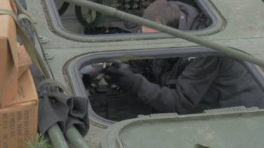 Kameraman Araç Adam Oturan Fotoğraf Çekiyor Opole Polonya Askeri Araçlar Da Nato Operasyonu Filme İnsanlar Şehir Meydanı'nda Geçit İzliyor