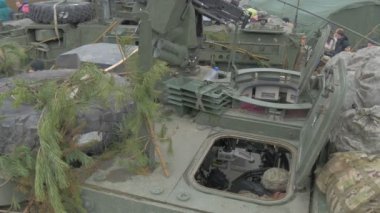 Opole Polonya'daki Panzer Kabini Nato Operasyonunda Asker Askeri Aracın Kapağını Açan Adamın Görüntüsü İnsanlar Geçit Törenini İzliyor
