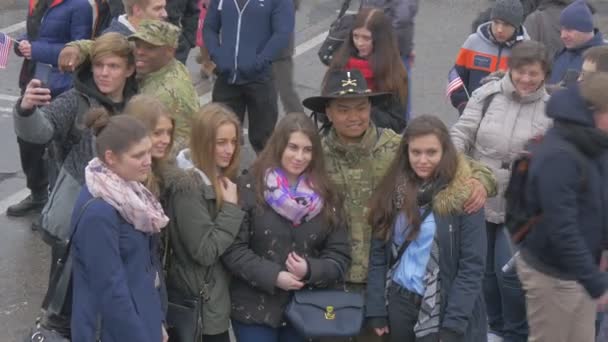 Gemengde race soldaten en meisjes NAVO operatie Opole Polen mensen die foto voertuigen nemen mensen kijken naar de parade wandelen door het stadsplein bewolkte dag — Stockvideo