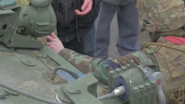 Soldados de la OTAN hablan con civiles Plaza de la Ciudad Vehículos Militares Atlantic Resolver Operación en Opole Jóvenes Observando el Desfile Caminando — Vídeos de Stock