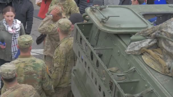 Nato soldater och korrespondent Atlantic resolve operation i Opole journalist intervjuer människor militära fordon människor går med City Square — Stockvideo