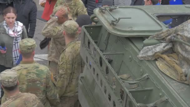 Soldados de la OTAN y el corresponsal Atlantic resuelven operación en Opole Periodista Entrevistas Personas Vehículos Militares Personas Caminan por la Plaza de la Ciudad — Vídeo de stock