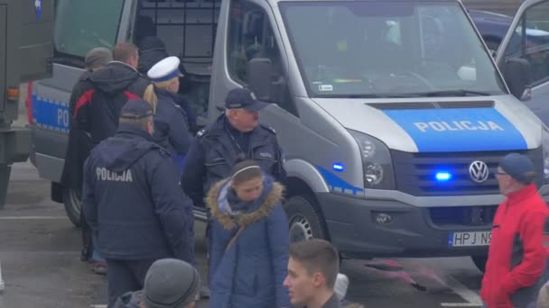 Människor på polisen bil Nato drift i Opole Polen soldater och militära fordon familjer barnen tittar på parad promenad med City Square molnigt dag — Stockvideo