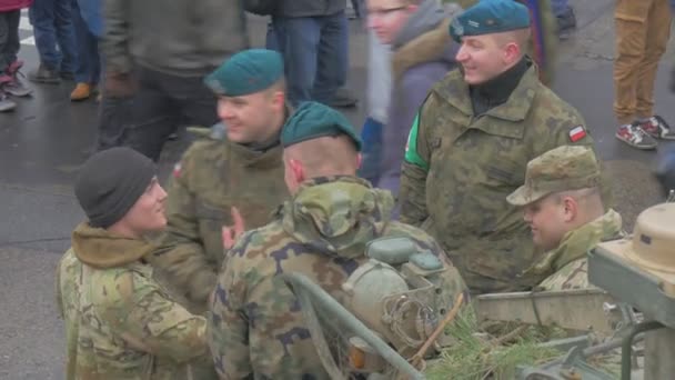 Солдати НАТО на параді Атлантична операція з врегулювання в Ополе солдати Польщі є камуфляж люди дивляться парад ходьба на міській площі — стокове відео