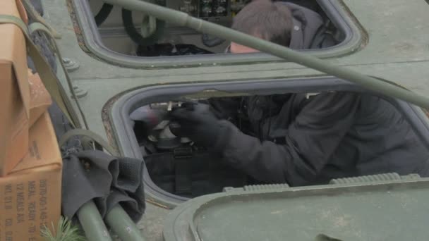 Cameraman está tirando foto sentado em veículo Homem está filmando a operação da OTAN em Opole Polônia Veículos Militares Pessoas estão assistindo o desfile na Praça da Cidade — Vídeo de Stock