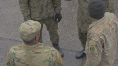 Bir Grup Asker Bir Kare Konuşan Karışık Irk Erkekler Üzerinde Duran Kamuflaj Nato Operasyonu Opole Polonya Parade Şehir Meydanı Çokuluslu Eğitim