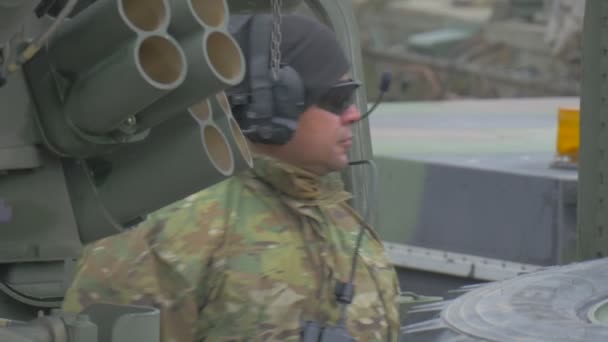 Soldado de la OTAN detrás del vehículo Atlantic Resolver operación en Opole Polonia El hombre está mirando a su alrededor Los ciudadanos están viendo el desfile en una plaza — Vídeo de stock