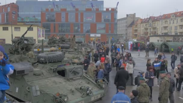 Crianças em uma torre Panzer Operação da OTAN em Opole Polônia Edifícios antigos Cidadãos estão andando por veículos militares quadrados Pessoas estão assistindo o desfile — Vídeo de Stock