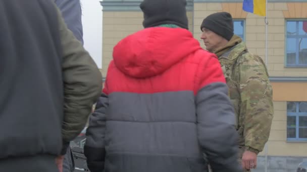 Des jeunes explorent la tourelle Panzer Opération OTAN à Opole Pologne Des soldats au défilé Excursion pour les civils Véhicules militaires sur la place de la ville — Video