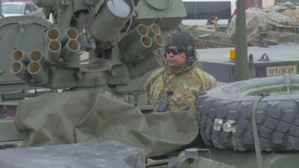 Soldado de la OTAN detrás de la Operación Panzer Atlantic Resolver en Opole Polonia Soldados Vehículos Militares Ciudadanos están viendo el desfile en una plaza — Vídeo de stock