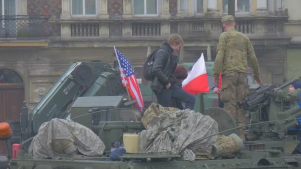 Dzieci nastolatków na wojskowy pojazd operacji NATO w Opolu żołnierze parada pokazuje ciężarówka patrząc po dzieci ludzie odkrywają Truck City Square — Wideo stockowe