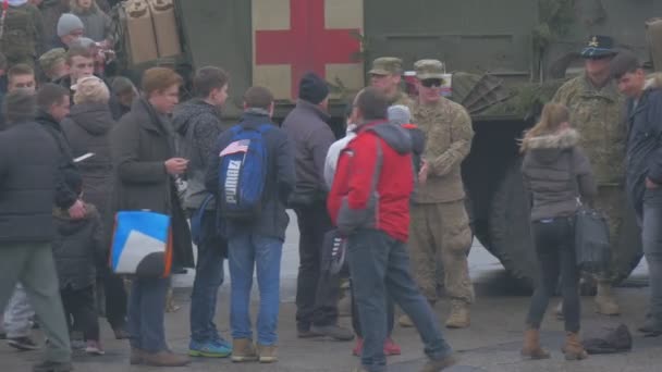 Ludzie oglądając Medical Truck Atlantic Resolve operacja w Opole Polska żołnierze medyczne ciężarówki ludzie na Parade Walking by City Square zachmurzone — Wideo stockowe