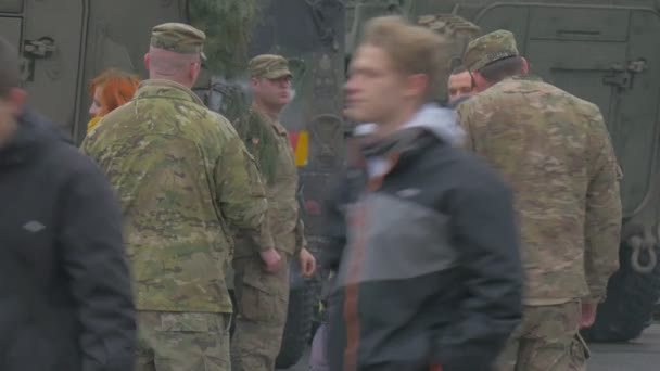 Operación de la OTAN en Opole Soldado fuma Hablan con Soldados Exposición de Equipamiento Militar y Vehículos Caminando por la Plaza de la Ciudad Desfile en Día Nublado — Vídeos de Stock