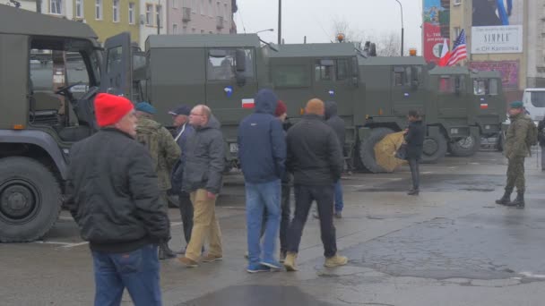 Operação da OTAN em Opole Polônia Caminhões estacionados Soldados em Boinas Azuis Pessoas civis na Exposição de Equipamentos Militares Caminhando pela Praça da Cidade — Vídeo de Stock