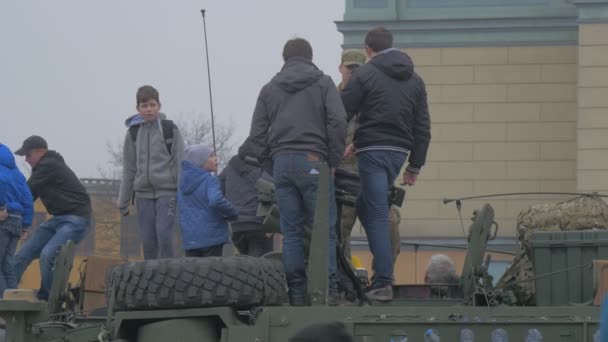 NAVO-operatie in Opole kinderen spelen op een Panzerkampfwagen dak militair voertuig kinderen spelen op de tentoonstelling van militair materieel op de Parade van een stadsplein — Stockvideo