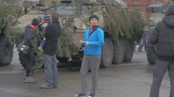 Operação da OTAN em Opole Polônia Família está andando Panzers Médicos Veículos Militares Mulher Homem está transportando uma criança Pessoas Exposição de Equipamentos Militares — Vídeo de Stock