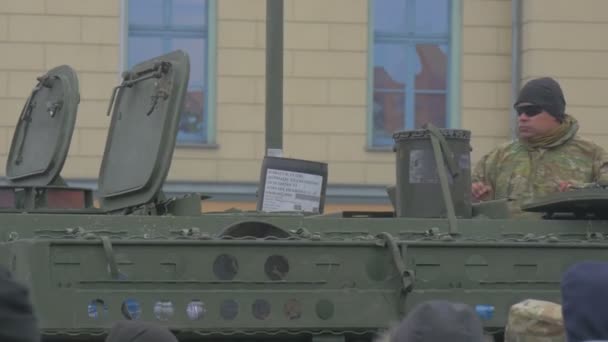 Nato-Operation in Oppeln Soldat auf einem Panzertürmchen Militärfahrzeuge Parade Mann in Tarnung Menschen auf der Ausstellung von militärischem Gerät Stadtplatz — Stockvideo