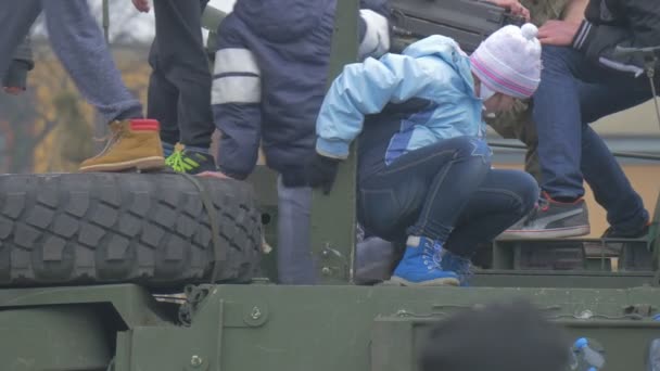 NAVO-operatie in Opole Kids op een Panzerkampfwagen dak militair voertuig kinderen spelen op de tentoonstelling van militair materieel op de Parade van een stadsplein — Stockvideo