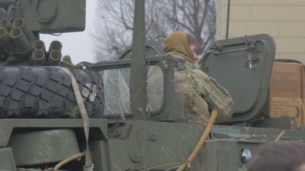 Atlanten lösa drift Opole Polen soldat som står i öppnade luckan militärfordon människor tittar på paraden Walking av City Square molnigt — Stockvideo