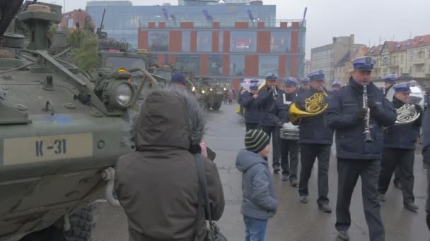 Atlantic vyřešit Opole vojenský orchestr hraje hudba vojáci vojenské vozy parkují lidé se dívají na průvod na náměstí ve městě zamračený den — Stock video