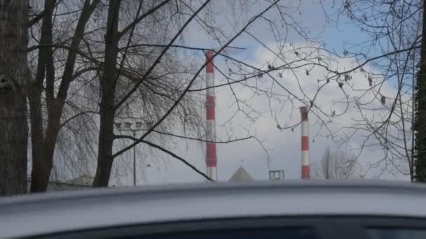 Rohre von Kläranlagen Zementwerk Wärmekraftwerk Tanks Industriegebäude Ökologie Umweltverschmutzung kahle Äste Bäume — Stockvideo