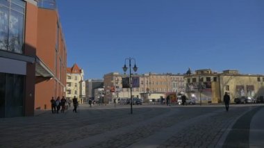 İnsanlar yürüyüş Opole Arnavut kaldırımlı kare bir grup genç insan sokakta Ozimska tarafından Üniversitesi güneşli gün Cityscape eski binalar otomobillerde yakın zaman harcıyor