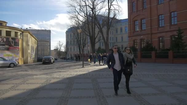 Lidé pěšky Ozimska Street Valentýna Opole dlážděných skupina mladých lidí procházce univerzity v slunečný den Panorama starých budov parkujících automobilů — Stock video