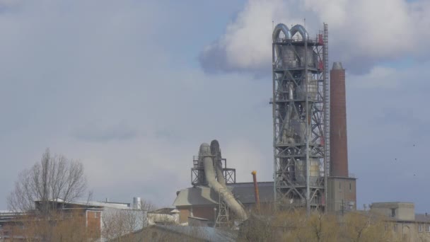 Çimento fabrikasında çimento tek katlı binalar ekoloji çevre kirliliği Opole Metal yapılar borular gri gökyüzü sonbahar kış bahar konteynerler — Stok video