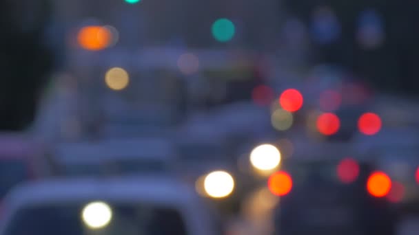 Rozmazané světla večerní panoráma dopravní světla chodci automobily jsou poháněny město dopravní stavby silniční značení dopravní světla soumraku Opole — Stock video
