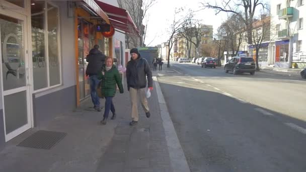 Saint Valentine 's Day People Walk by Ozimska Street Opole Pedestrians Walk on a Sidewalk by Stores Parked Cars Bare Branches Pohon Sunny Day Winter — Stok Video