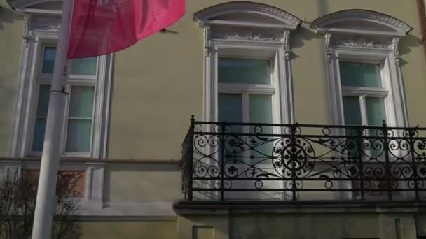 Heiliger valentinstag opole poland altbau panorama der ozimska straße in der nähe des handelszentrums solaris sonniger tag hohe fenster balkone werbefahnen — Stockvideo