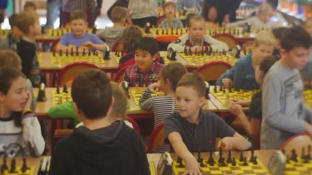 Nadšené děti na šachovém turnaji "Černý rytíř" klub lidé chodí v síni strategie šachového klubu hra Opole Polsko — Stock video