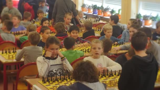 Una stanza piena di gente il torneo di scacchi La gente sta camminando nella sala della strategia del club di scacchi Gioco da tavolo "Cavaliere nero" Club Opole Polonia — Video Stock