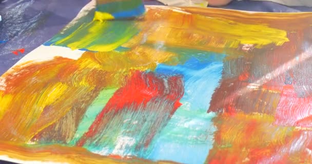 Les gens peignent à la maternelle sur une feuille de papier éducateurs enfants animateurs divertissent les enfants peintures colorées images les gens passent du temps ensemble enseigner — Video