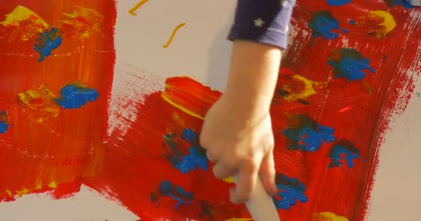 Kid Painting a Letters on Sheet of Paper People Paint in Kindergarten Educators Entertain the Children Colorful Paints Pictures Ensinando o feriado infantil — Vídeo de Stock