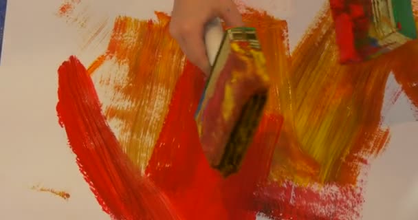 Les mains des enfants Les enfants rampent par le sol Feuilles de peinture de papier Les gens peignent à la maternelle Les éducateurs divertissent les enfants Peintures colorées Photos Enseignement — Video