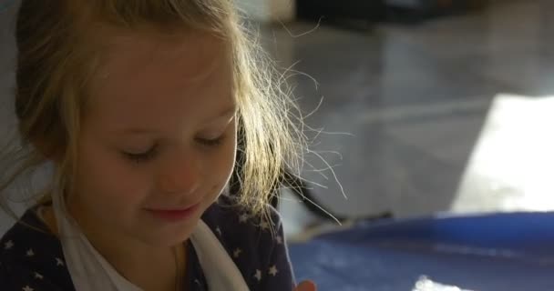 Criança loira está sorrindo Pintura na galeria de arte Pessoas pintam no jardim de infância Educadores e crianças Animadores entretêm as crianças Famílias durante o dia — Vídeo de Stock