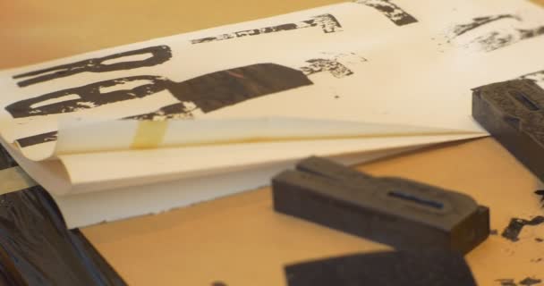 A bélyegző betűk gumibélyegzők fekete festékkel gyerekekkel betesz Art Gallery család Mester osztály ember ül az asztal albumok könyv osztályban a gyerekek — Stock videók