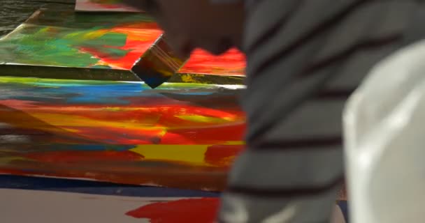 Família Master Class Opole Galeria de Arte Meninos Pintura com Tintas Coloridas Galeria de Arte Pessoas Pintura no Jardim de Infância em um Piso Educadores entreter as crianças — Vídeo de Stock